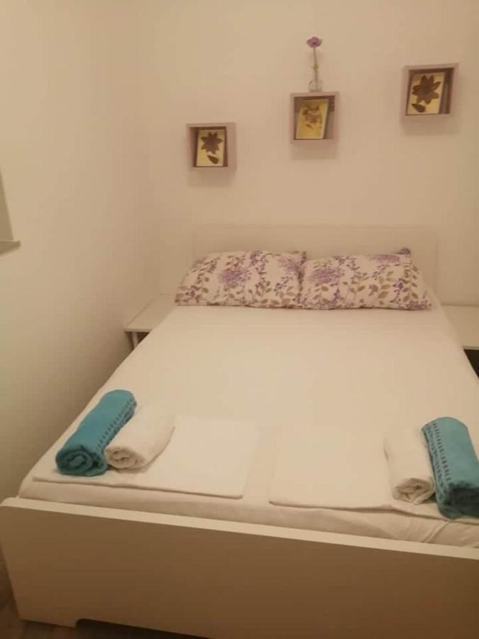 Ferienwohnung Apartman Dora Pag Town Exterior foto